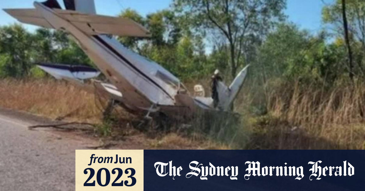 Video Aircraft makes crash landing on WA highway